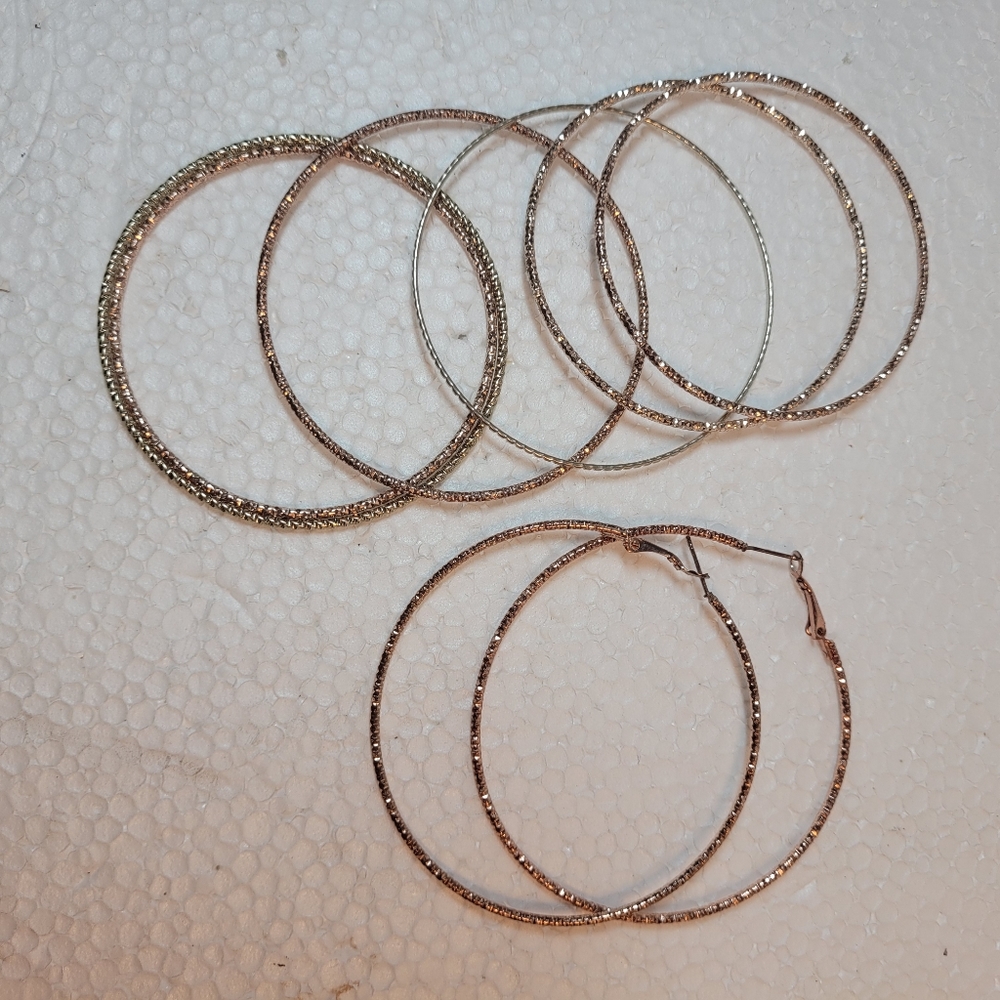 Set off 6 light metal braces and matching earrings.